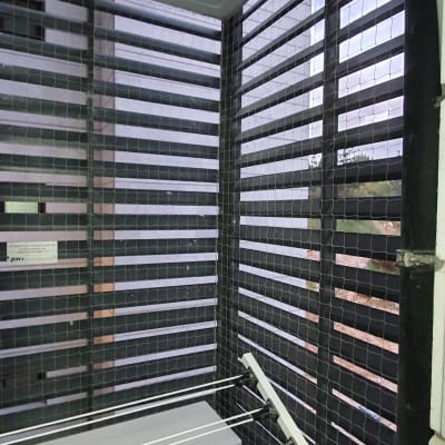 רשת מתכת למניעת כניסת יונים במרפסת