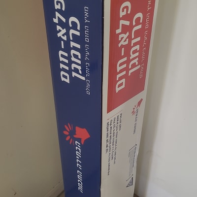 קופסת קרטון של דוד שמש עם כיתוב בעברית