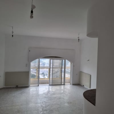 חדר ריק עם רצפה חשופה ונורות תלויות