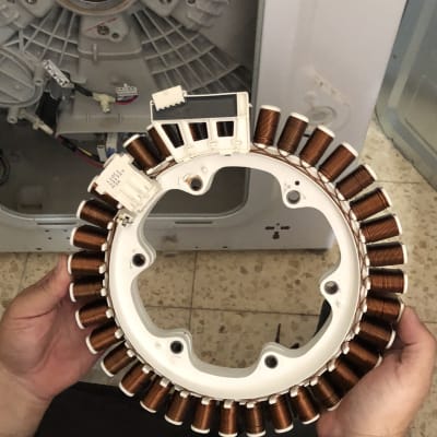 סליל נחושת במכשיר חשמלי, מוחזק בידיים