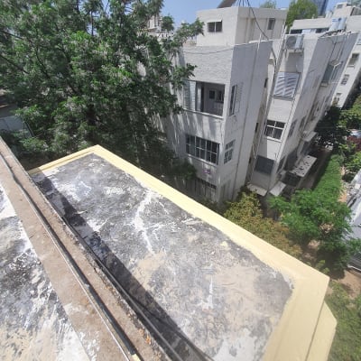 גג בטון עם צינורות חשמל וחלודה