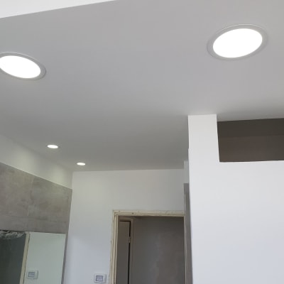 תאורה שקועה בתקרה וחיפוי קיר חדש