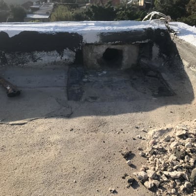 גג עם חומרי איטום וכלי עבודה