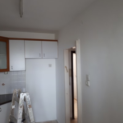 סולם עומד בחדר צבוע בלבן