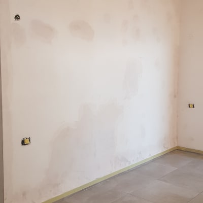 קיר עם תיקוני טיח לפני צביעה