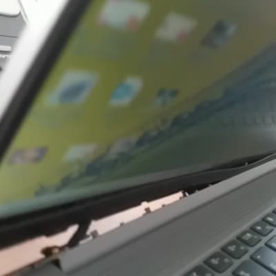 מחשב נייד עם מסך פתוח ומקלדת נראית