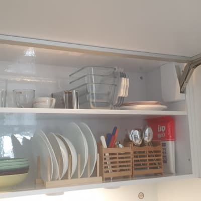 ארון מטבח פתוח עם כלים וסכו"ם