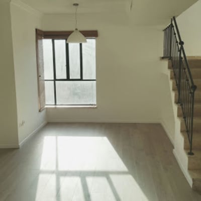 רצפת פרקט עץ בהירה בחדר מואר עם חלון גדול