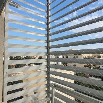 רשת מתכת על מרפסת למניעת כניסת יונים