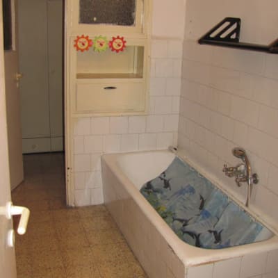 אמבטיה לפני שיפוץ. אמבטיה וחדר שירות, שברנו את הקיר וקיבלנו חדר אמבטיה גדול