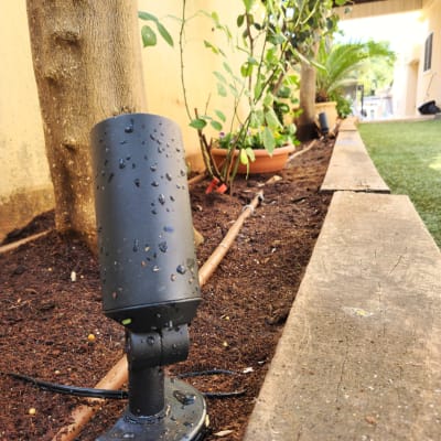 מערכת השקיה וטפטפות בגינה עם עציצים