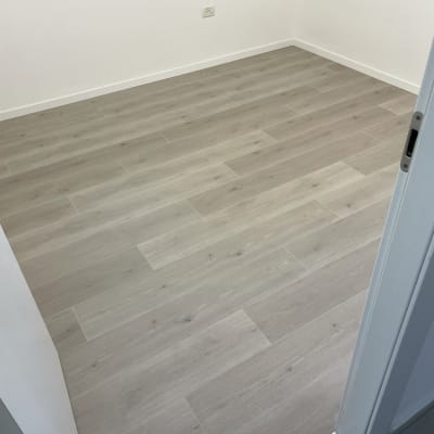 רצפת פרקט עץ בהירה בחדר ריק