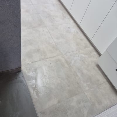 רצפת אריחים חדשה במטבח לאחר שיפוץ