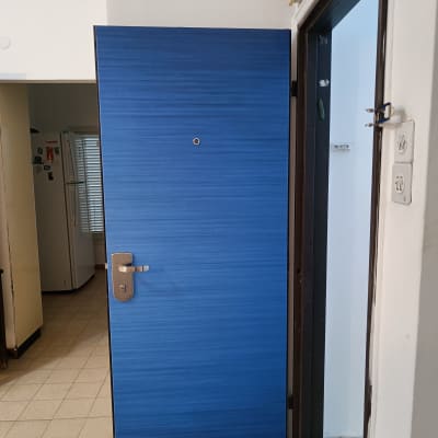 דלת כחולה עם ידית מתכת ומנעול