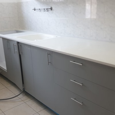 מטבח עם ארונות חדשים ומשטח עבודה לבן