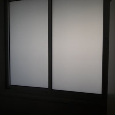 חלון זכוכית חלבית עם מסגרת כהה