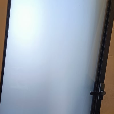 חלון זכוכית חלבית עם מסגרת מתכת שחורה