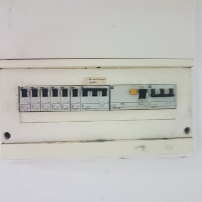 לוח חשמל עם מפסקים שונים