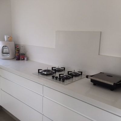 משטח שיש לבן במטבח עם כיריים