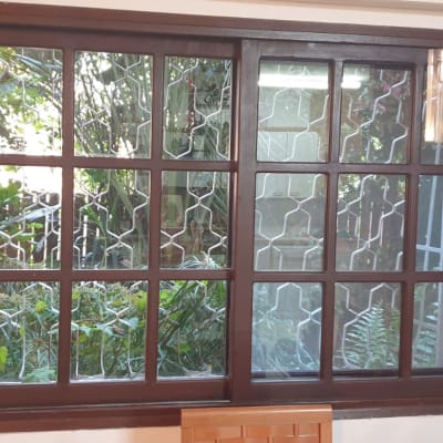 שלושה ציורים תלויים על קיר ליד חלון