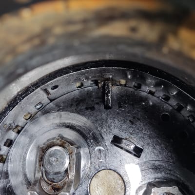 חלק פנימי של מכשיר מתכת עם ברגים וחלודה