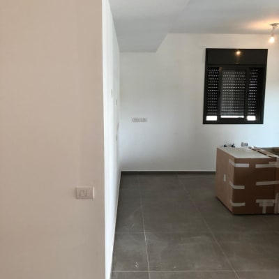 קיר גבס בגמר העבודה (פירוק קיר נישה והזזת נק חשמל)