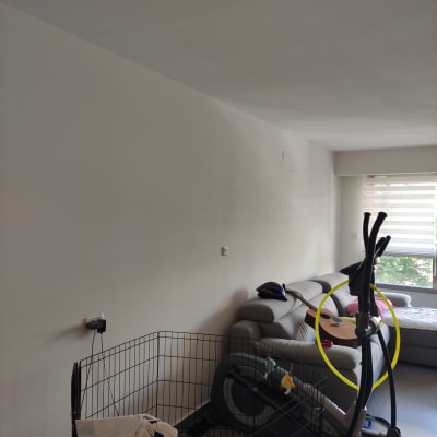 קיר לבן חלק ללא ציוד או כלים לצביעה