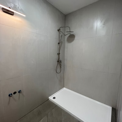 מקלחת חדשה עם ראש מקלחת ומגש לבן