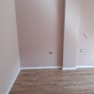 רצפת פרקט עץ בהירה בחדר עם קירות ורודים