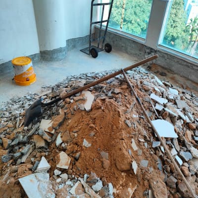 ערימת חצץ ואבנים עם את חפירה באתר בנייה