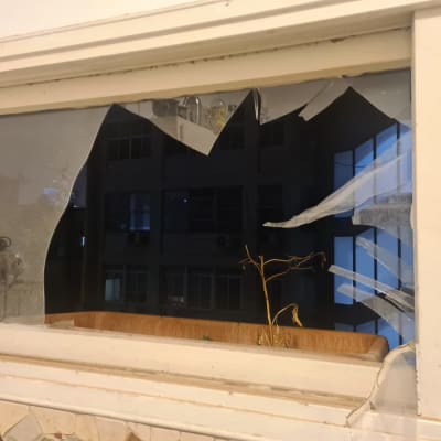 חלון זכוכית שבור עם שברים חדים מסביב