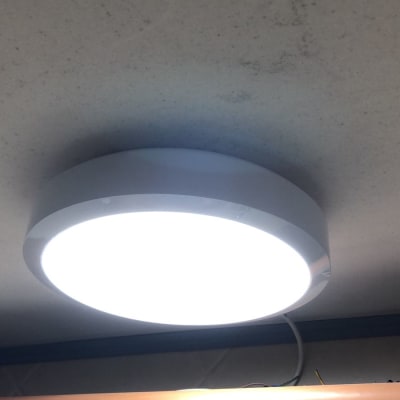 מנורת תקרה עגולה מוארת עם חוט חשמל