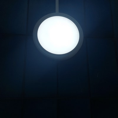 מנורה עגולה מוארת על תקרה כהה