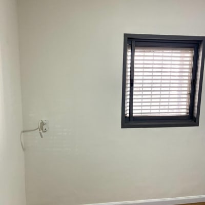 קיר צבוע בלבן עם חלון קטן