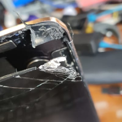 מסך מחשב נייד שבור עם סדקים ופינות פגומות