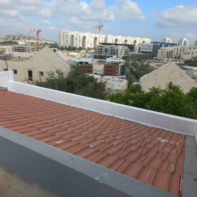 גג רעפים עם איטום לבן בקצוות