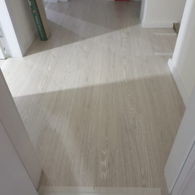 רצפת פרקט עץ בהירה במסדרון ביתי