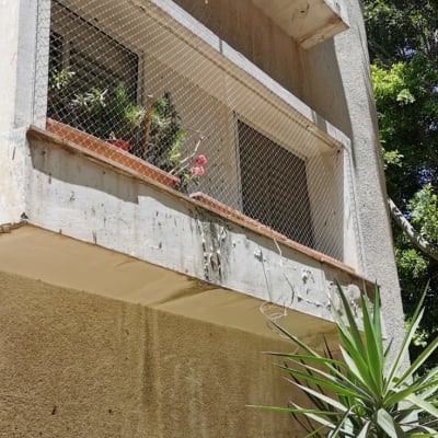 רשת מתכת על מרפסת למניעת כניסת יונים