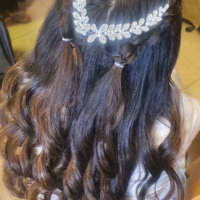 שיער מתולתל עם קישוט עלים נוצץ