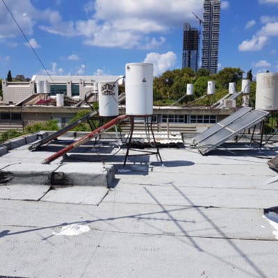 גג עם איטום זפת ולוחות סולאריים