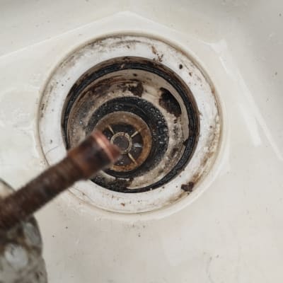 כיור עם ניקוז מלוכלך וברז מתכת