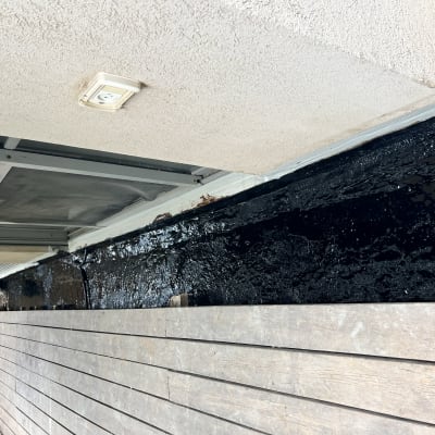 איטום עם חומר שחור ליד קיר חיצוני