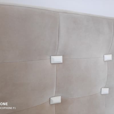 ראש מיטה מרופד עם כפתורים לבנים