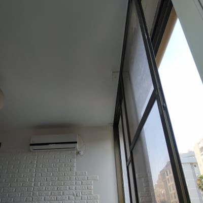 קיר צבוע בלבן עם מזגן מותקן