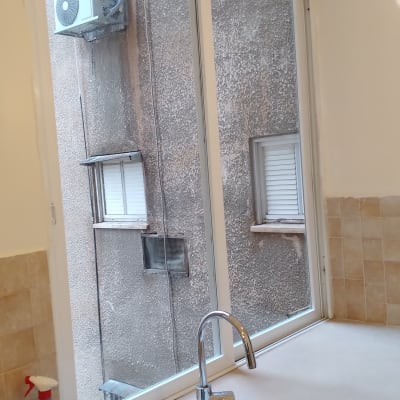 חלון אלומיניום במטבח עם כיור וברז