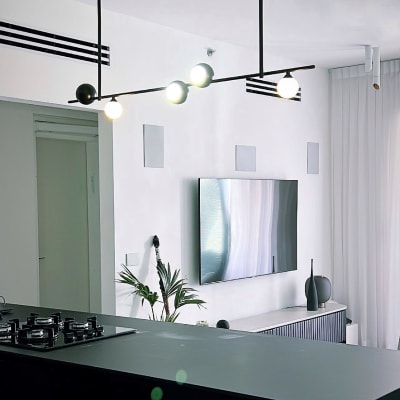 גופי תאורה תלויים עם נורות עגולות בתקרה