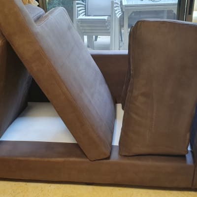 ספה חומה עם כריות מורמות לניקוי