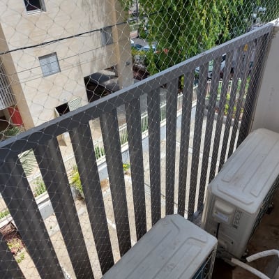 רשת מתכת מותקנת על מעקה למניעת כניסת יונים