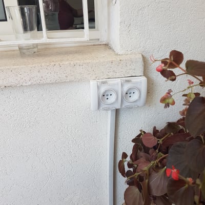 שקע חשמל כפול מותקן על קיר לבן