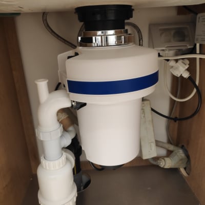 מערכת סינון מים מתחת לכיור עם צינורות פלסטיק